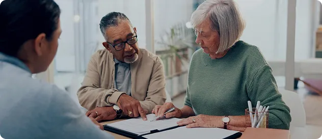 Couple échangeant au sujet d’une assurance-vie
